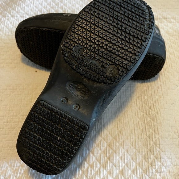 Croc workwear. Black and gray floral. Slip resistant.  Size 7. - Picture 2 of 5